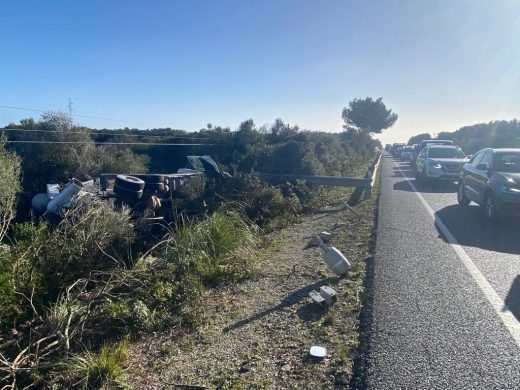 (Fotos) Un choque entre un turismo y un camión colapsa la carretera general