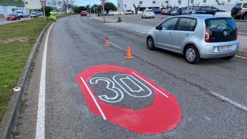 Radar y marcas viales junto al viejo polideportivo de Maó (Fotos: Tolo Mercadal)