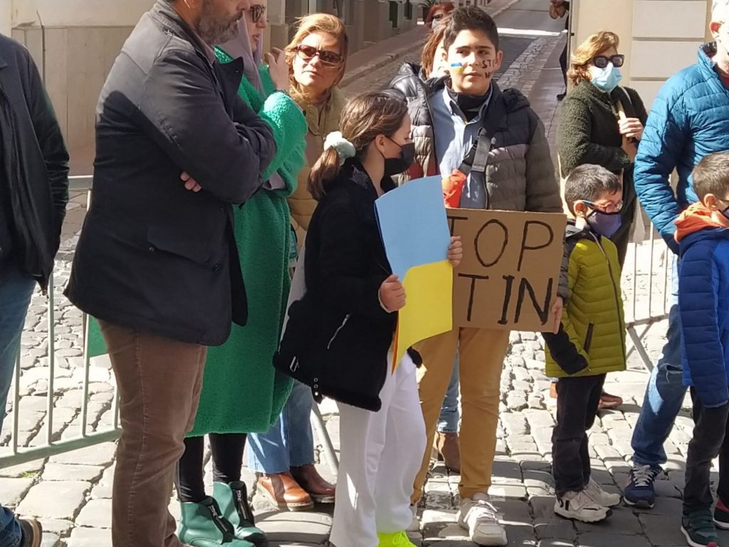 Protesta en Maó contra la invasión de Rusia.