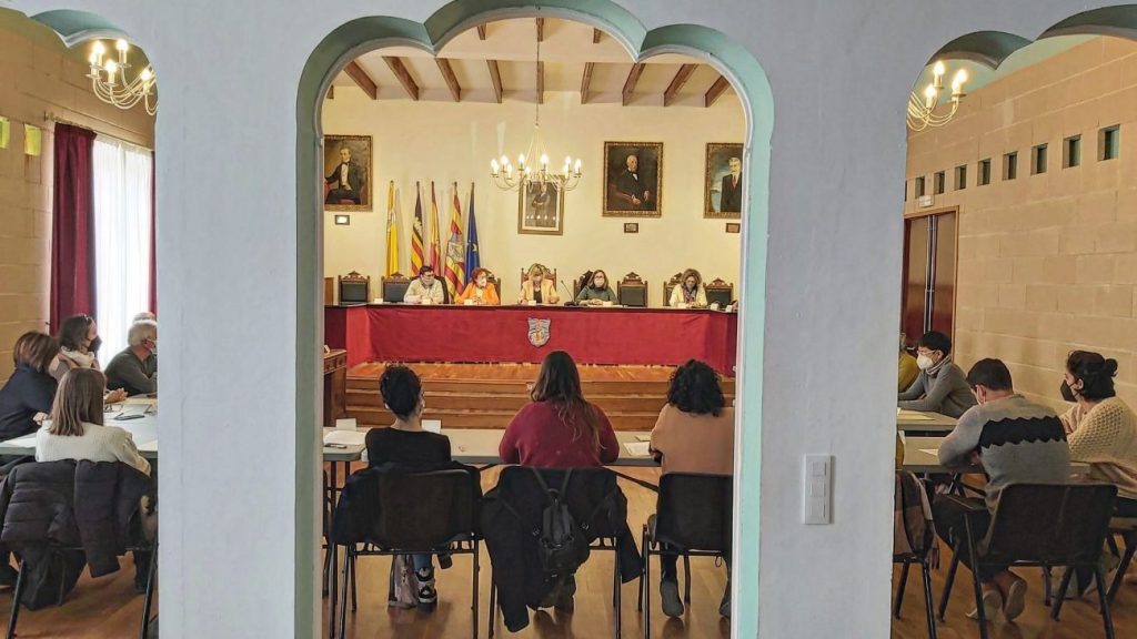 Imagen de la primera reunión de la Mesa en el Ayuntamiento de Es Castell