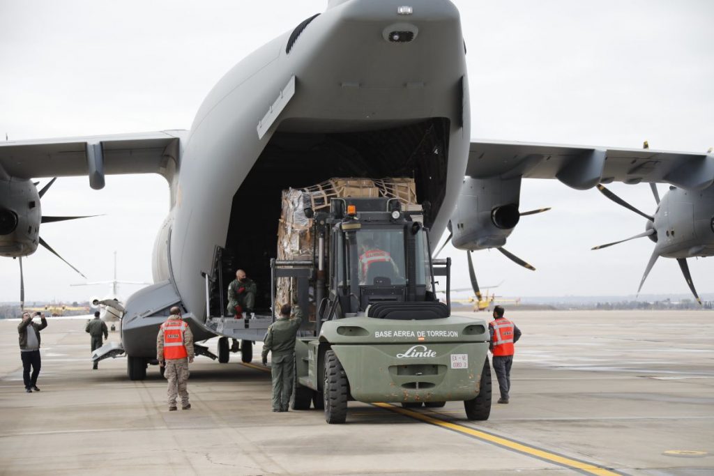 Los aviones cargan la ayuda humanitaria en la Base aérea de Torrejón