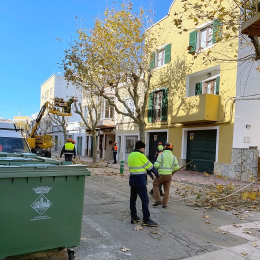 Operarios trabajando en las calles de Ciutadella