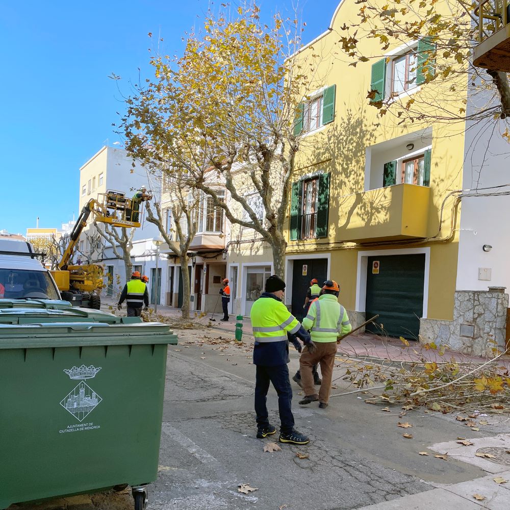 Operarios trabajando en las calles de Ciutadella