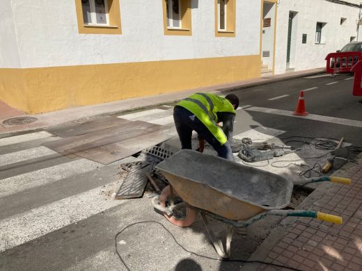 Operarios trabajando en las redes pluviales de Es Castell