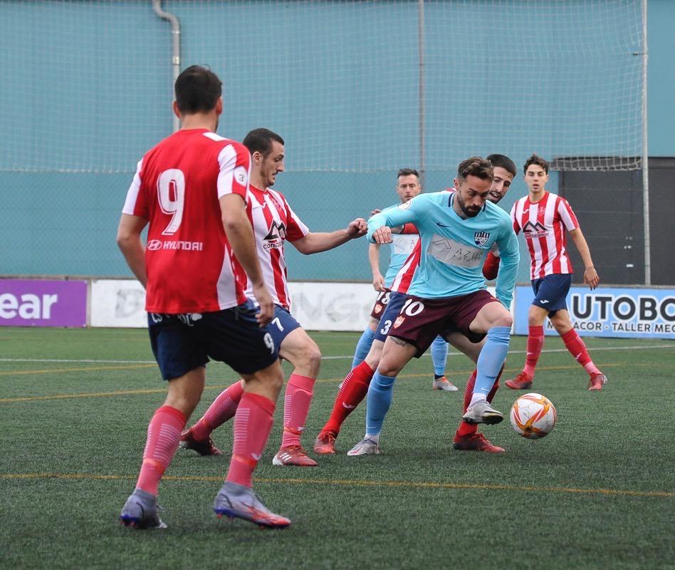 Rubén Carreras controla un balón (Foto: futbolbalear.es)