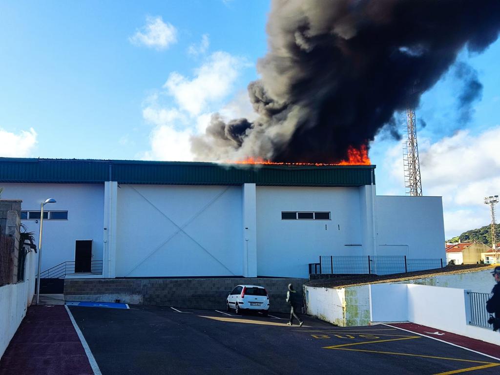 Polideportivo de Es Mercadal esta mañana (Foto: Karlos Hurtado).07 (2)