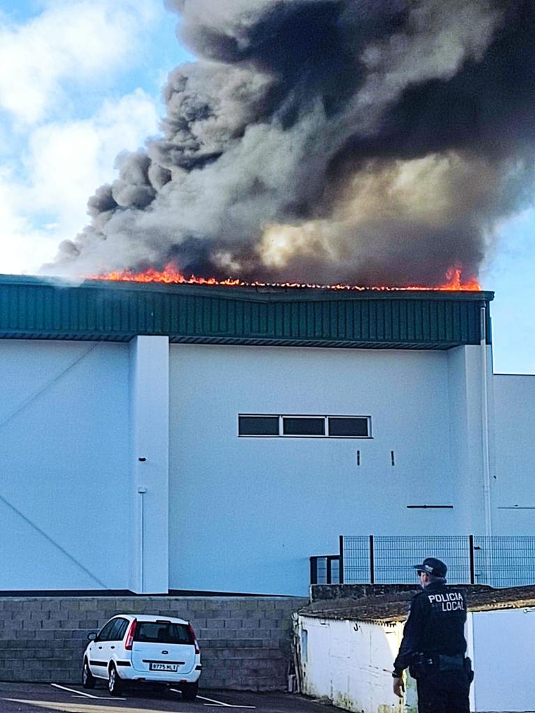 Parte de la cubierta del Polideportivo se ha desprendido pasto de las llamas (Foto: Karlos Hurtado)