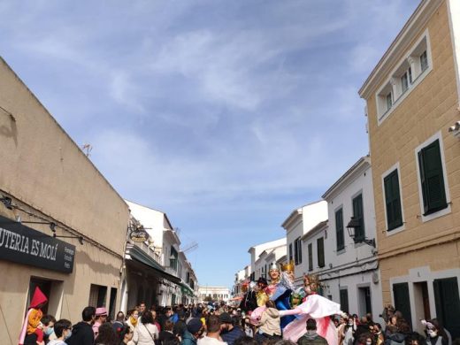 (Fotos) El Carnaval animó las calles de Sant Lluís