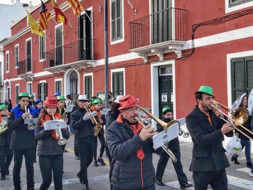 (Fotos y vídeo) Es Castell disfruta de la Rua de Carnaval