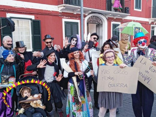 (Fotos y vídeo) Es Castell disfruta de la Rua de Carnaval