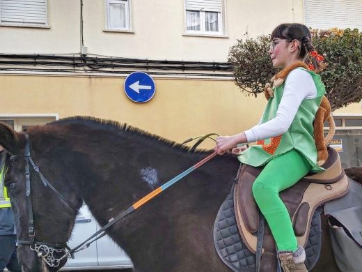 (Fotos y vídeo) Es Castell disfruta de la Rua de Carnaval