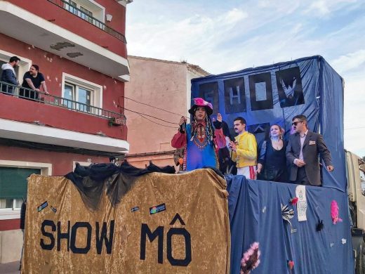 (Fotos y vídeo) Es Castell disfruta de la Rua de Carnaval