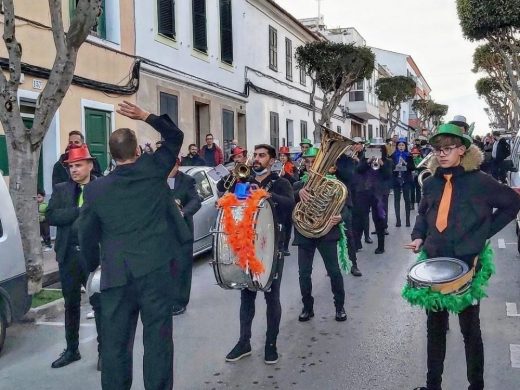 (Fotos y vídeo) Es Castell disfruta de la Rua de Carnaval