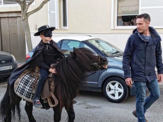 (Fotos y vídeo) Es Castell disfruta de la Rua de Carnaval