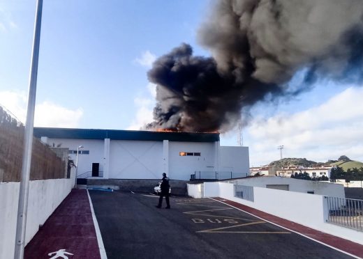 La nube de humo se ve desde buena parte de Menorca (Foto: Karlos Hurtado)