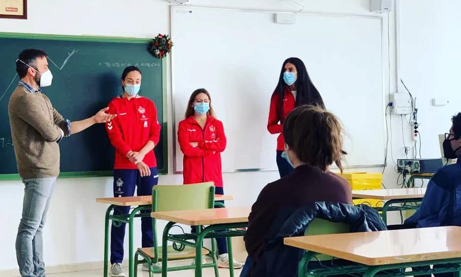 Un momento de la visita de las jugadoras (Fotos: Vòlei Ciutadella)