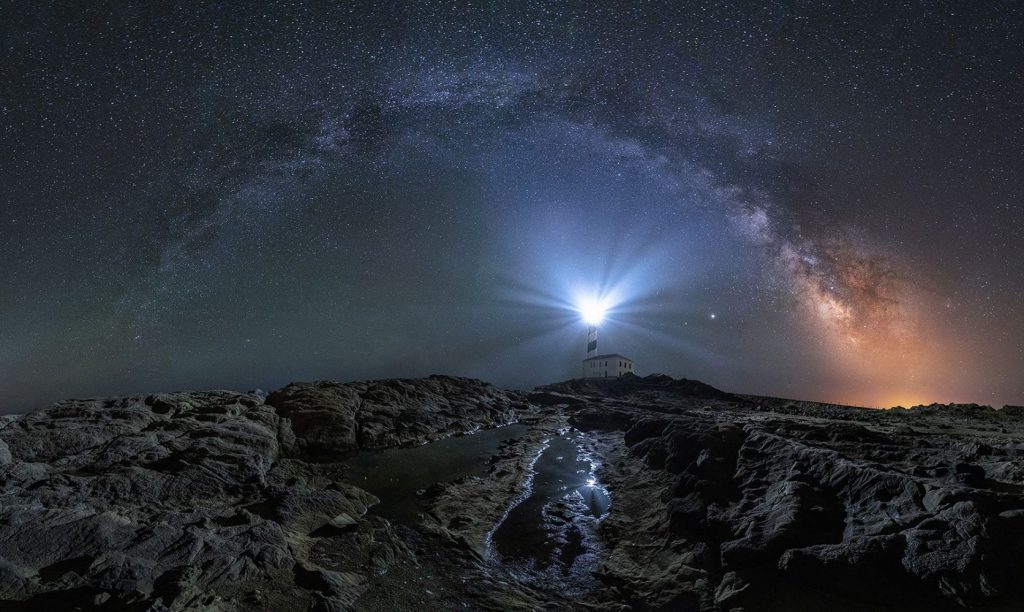 Foto: "Under the milky way", Marga Pons Castejón. Premio medalla de plata de la CEF al Saló Fotogràfic Illa de Menorca 2021