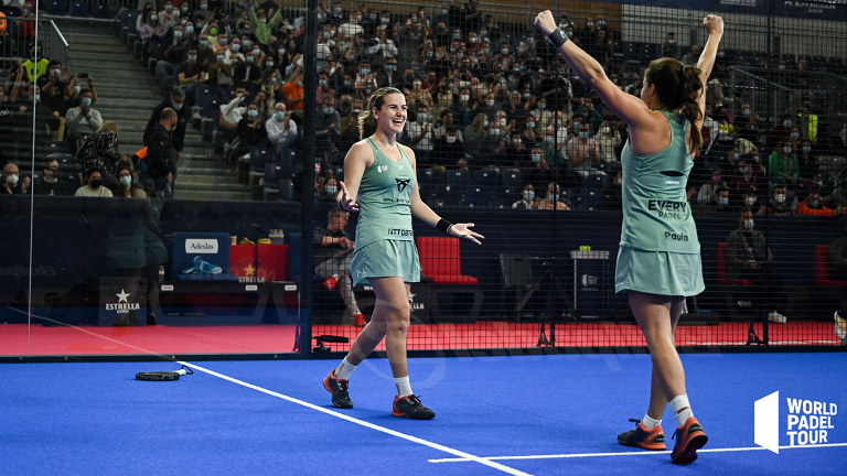 Las campeonas celebran la victoria.