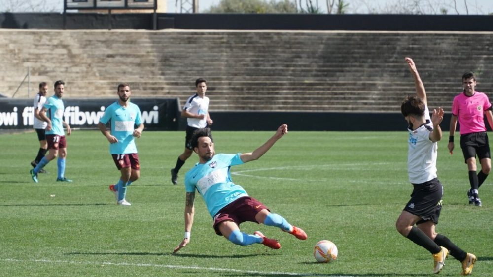 Disputa del balón en una acción del partido (Fotos: CE Constància)