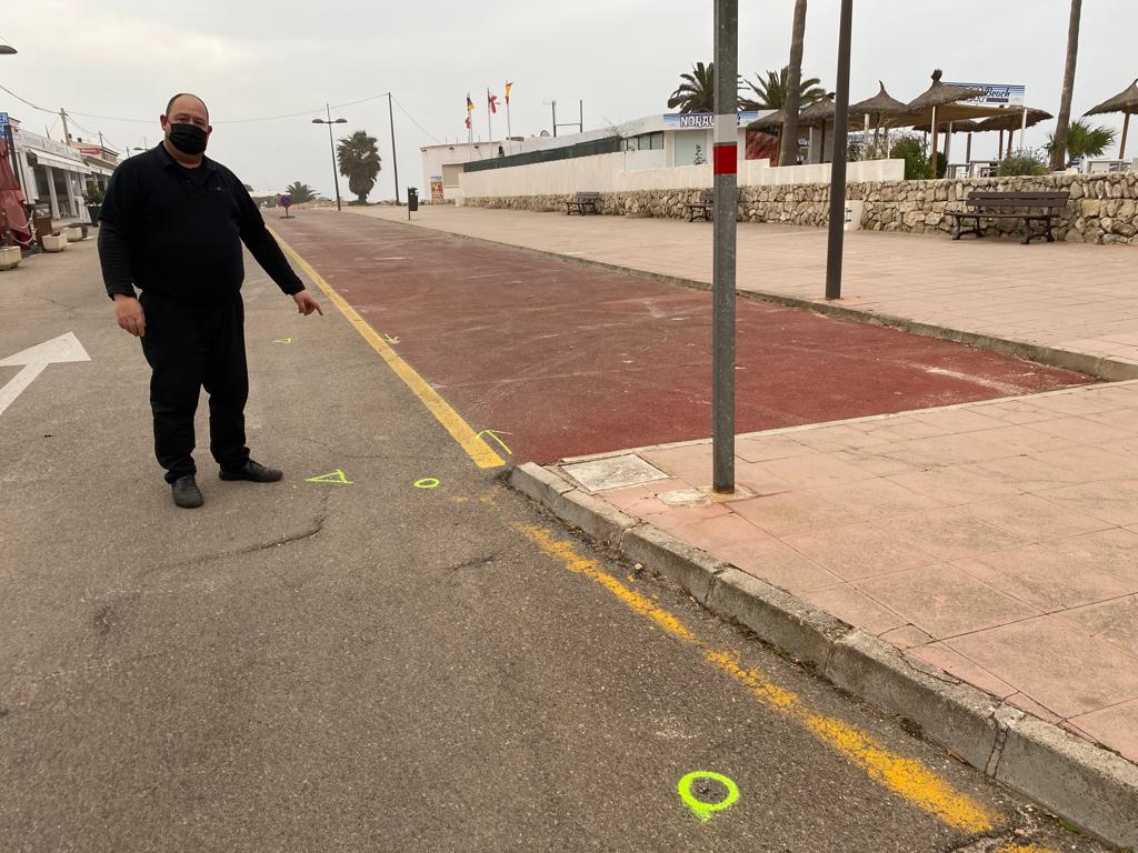 Joan Miquel Cambra, mostrando una de las señalizaciones de las obras (Foto: Tolo Mercadal)