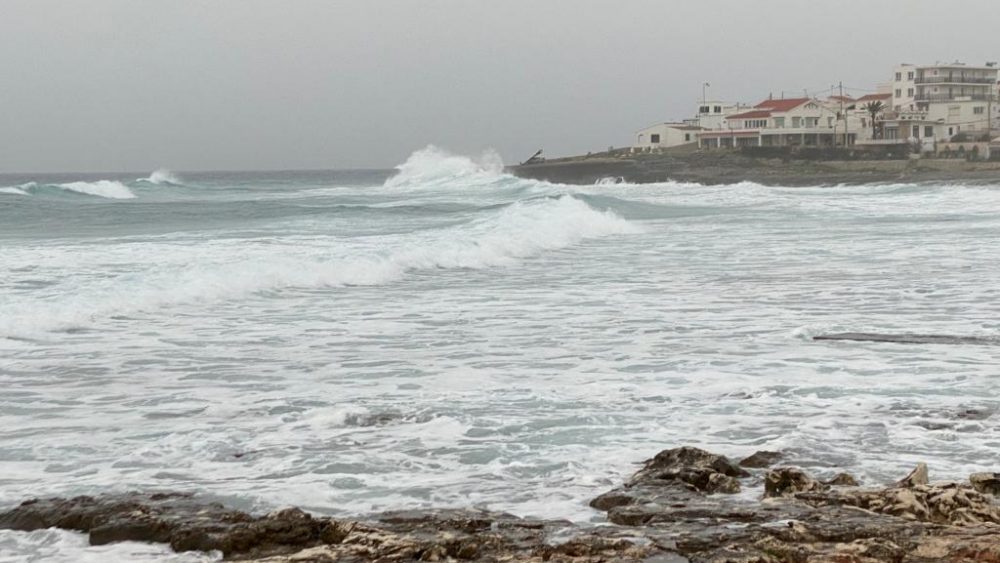 Olas en Punta Prima (Fotos: Tolo Mercadal)