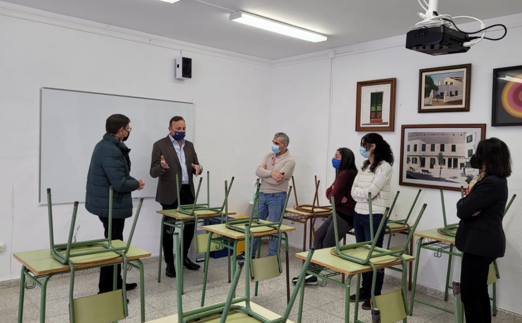 Imagen de la visita, esta mañana, a la Escuela de Adultos de Alaior