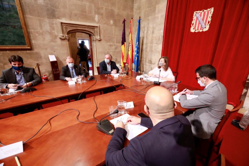 La presidenta del Govern se ha reunido este lunes con investigadores y científicos de Baleares