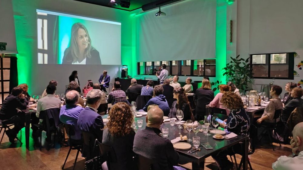 La presidenta del Consell, Susana Mora, asistió a la cena dedicada a Menorca (Fotos: FFTM)