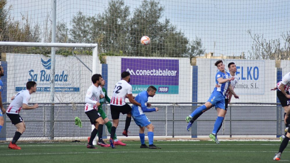 Disputa de un balón aéreo (Fotos: futbolbalear.es)