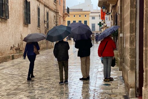 Gente con paraguas en Ciutadella (Foto: Tolo Mercadal)