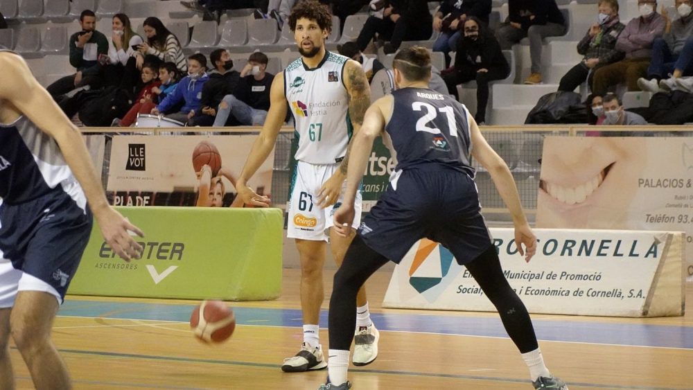 Jackson bota la pelota ante un jugador del Cornellà.