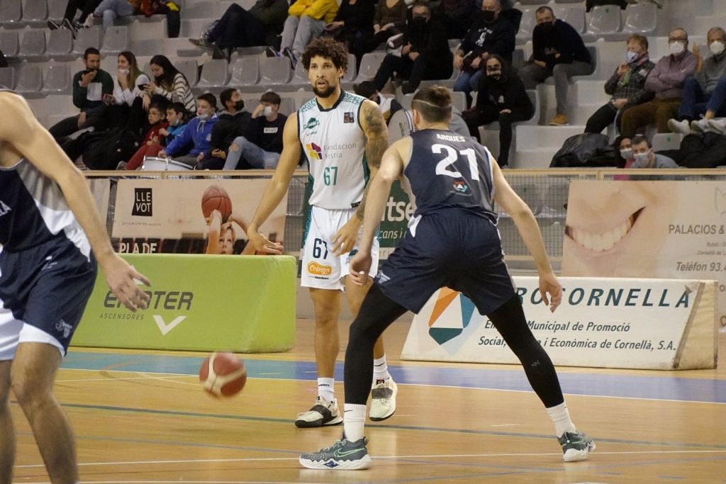 Jackson bota la pelota ante un jugador del Cornellà.