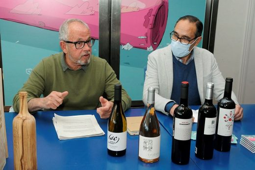 Dani Boix, gerente y propietario de De Vins Menorca, y el conseller de Economía, Josep Pastrana (Foto: Tolo Mercadal)