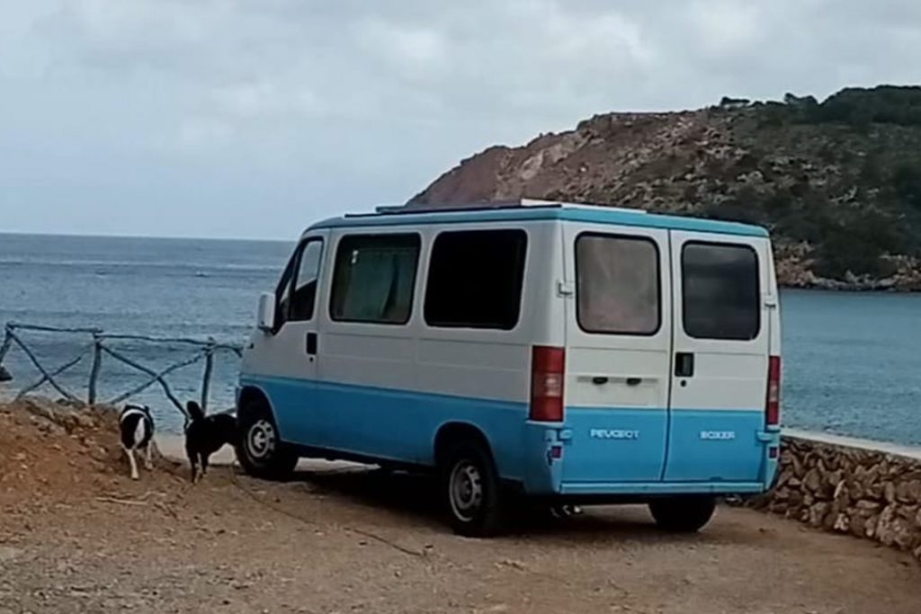 Furgoneta en la costa de Menorca (Foto: Menorca Activa)