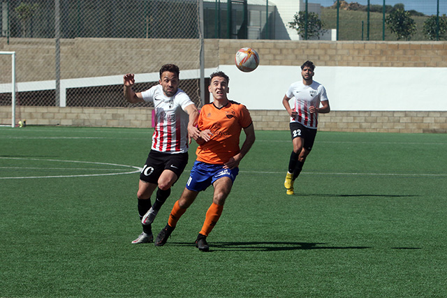 Rubén Carreras trata de alcanzar un balón (Fotos: deportesmenorca.com)