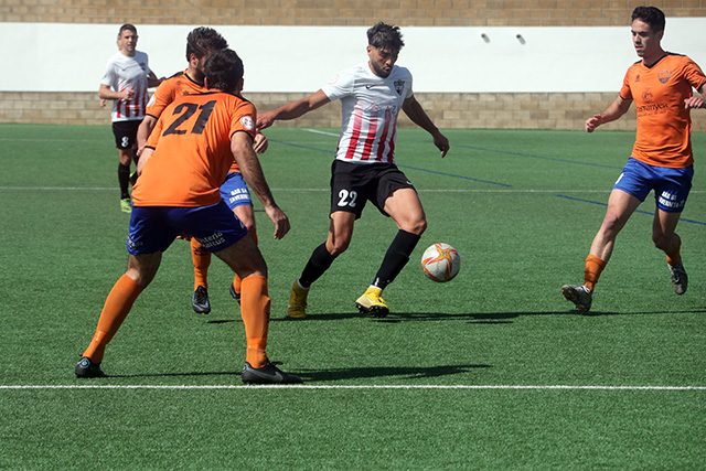 Yassin controla un balón (Foto: deportesmenorca.com)