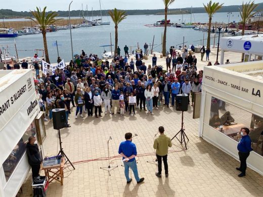 (Fotos) Alrededor de 300 personas protestan por la reforma del port de Fornells