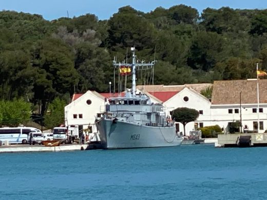 Llegan al puerto de Maó los buques de la Armada que participan en ESP MINEX-22