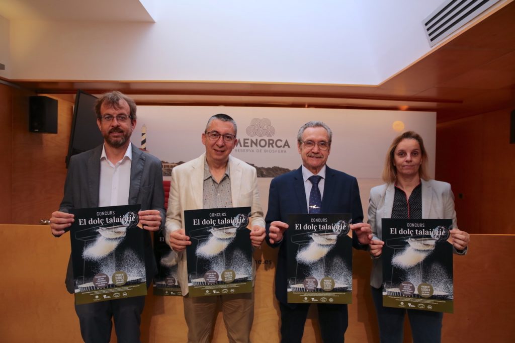 El conseller de Cultura. M.A. Maria, y el presidente de APAME, J.A. Giménez, en el acto de presentación esta mañana