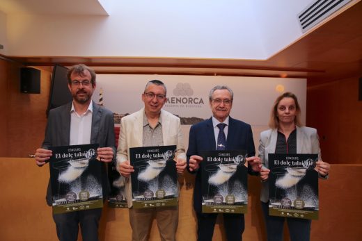 El conseller de Cultura. M.A. Maria, y el presidente de APAME, J.A. Giménez, en el acto de presentación esta mañana