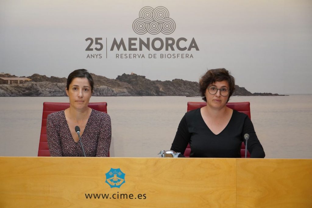 La consellera Bárbara Torrent y la directora insular Pilar Carrasco han presentado la Memoria del SAI