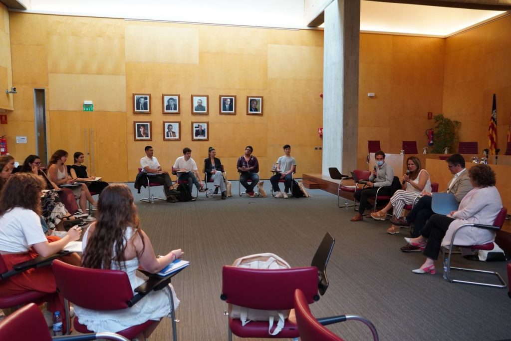 Imagen del encuentro que han mantenido esta mañana con la presidenta del Consell de Menorca, Susana Mora