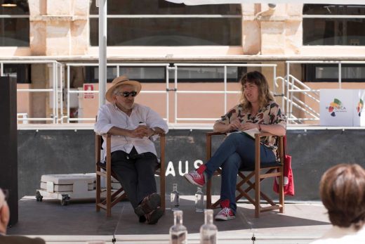 El cineasta palestino Elia Suleiman y la periodista Laura Fernández FOTO David Arquimbau Sintes