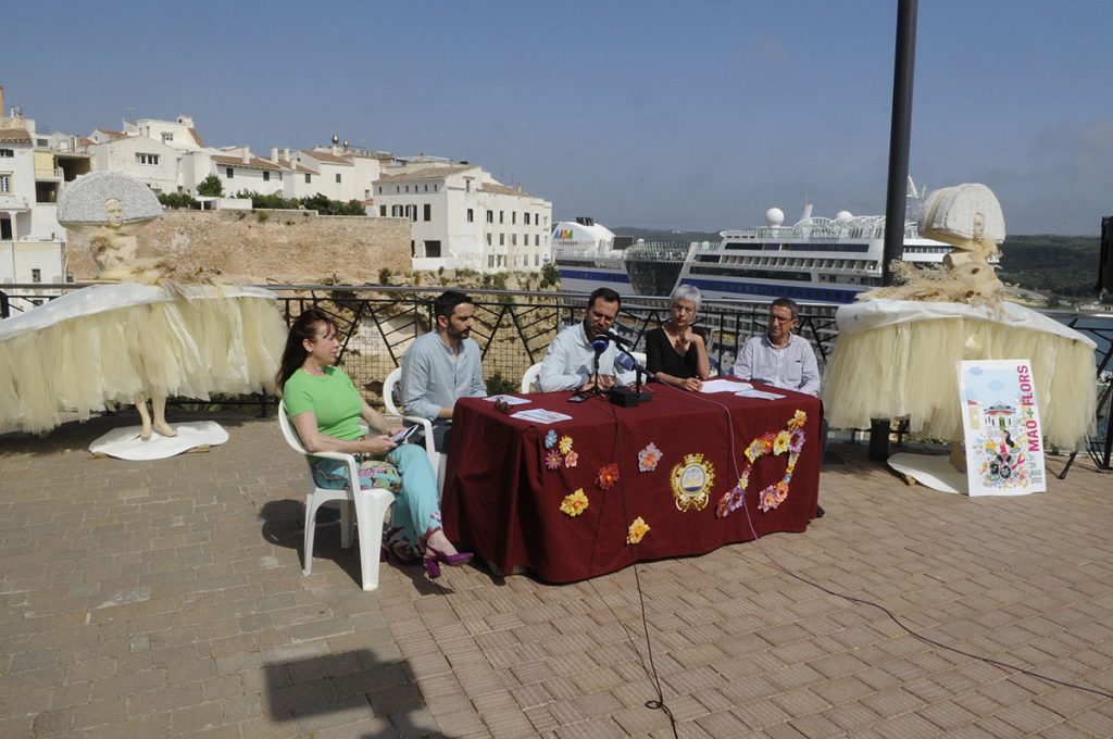 La presentaciñon del programa se ha llevado a cabo en un mirador al puerto de Maó (Foto: Tolo Mercadal)