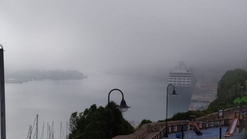 Imagen del puerto de Maó tapado por la niebla.