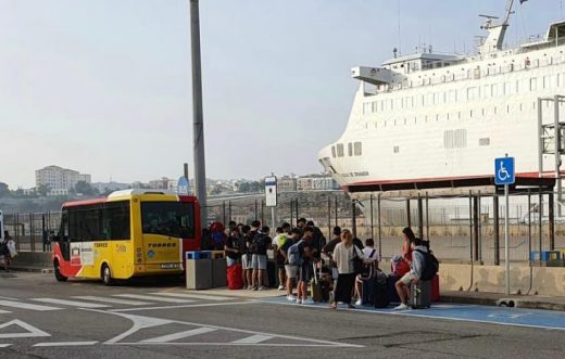 Colas en el autobús del puerto de Maó (Foto: Fernando Andreu)