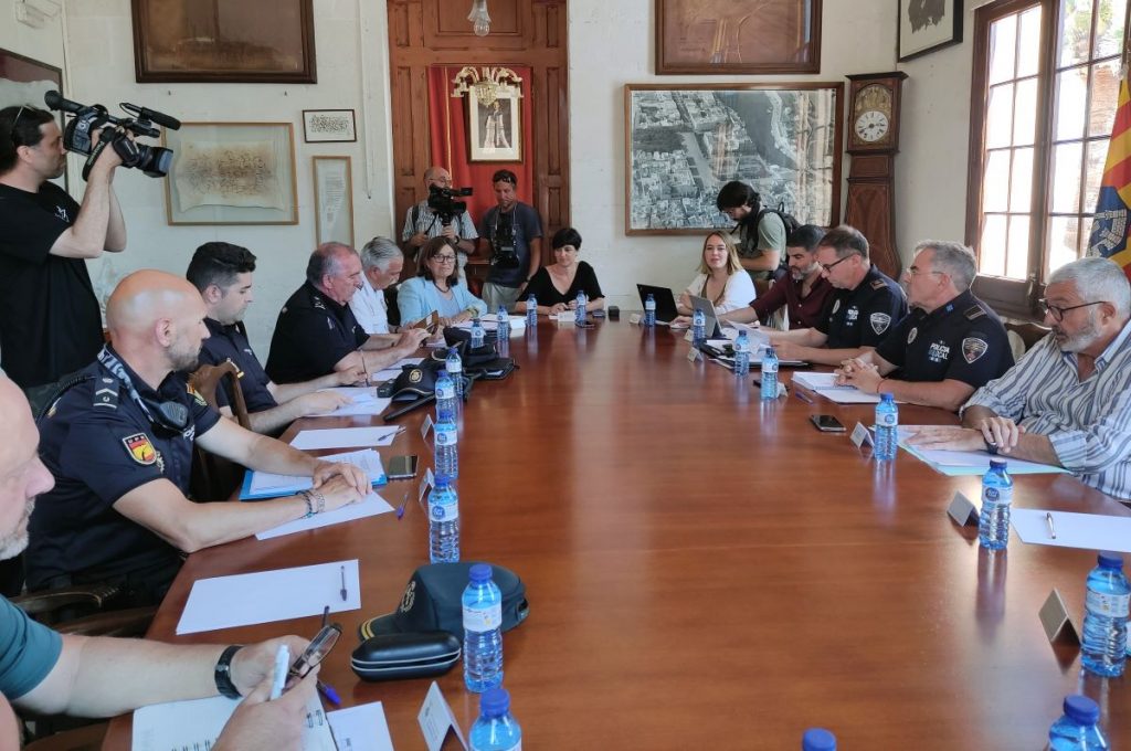 La Junta de seguridad de Sant Joan refuerza todos los servicios de vigilancia en Ciutadella