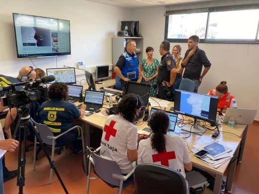 La alcaldesa, Joana Gomila, supervisando el operativo de Sant Joan