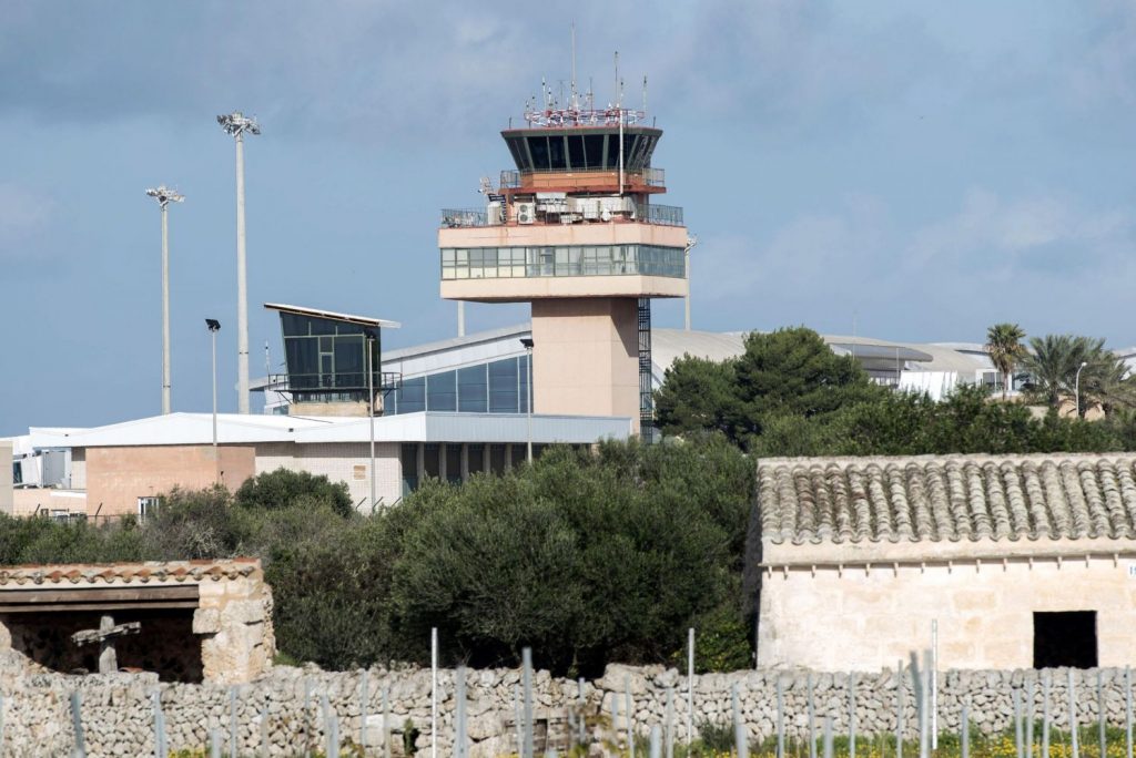 Torre de control del aeródromo de Maó.