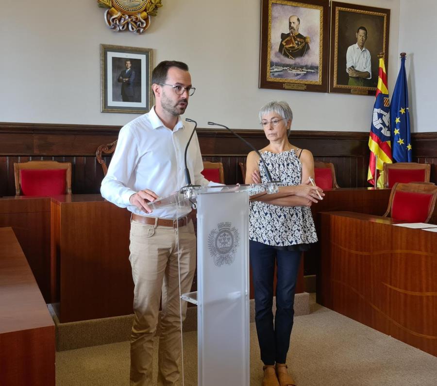 El alcalde de Maó, Héctor Pons, y la concejal de Medio Ambiente, Conxa Juanola, esta mañana en el Ayuntamiento de Maó